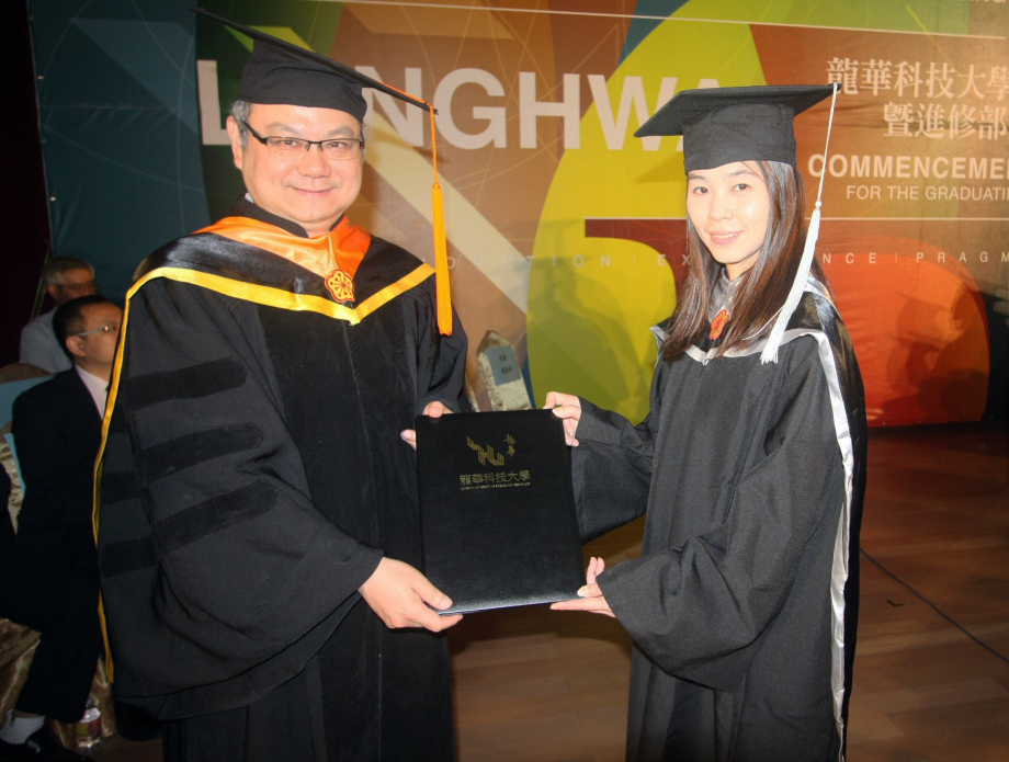 龍華科大108級畢業典禮，葛自祥校長頒發畢業生學位證書。