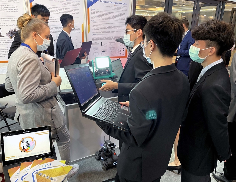 龍華學子向外國評審用英文說明「智慧型追蹤打光機器人」設計原理與功能。