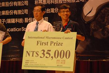 教育部技職司陳明印司長(左)頒獎給國際賽第一名新加坡籍黃明吉先生