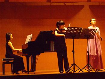 龍華科大「器樂與人聲的對話—2009樂音悠揚在龍華」音樂家王秀瑜老師（右一）演唱現場