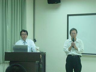 龍華科大李瑞宗教授（右）主持講座，介紹CMS Co., Ltd, Japan資深顧問黃德發協理蒞校演講