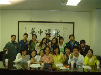 龍華科大外藉生中文學習讀書會大合照，前排左四為該校副校長林如貞女士