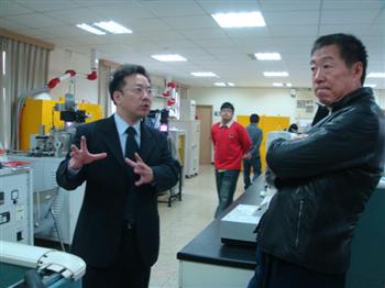 應天華校友（右）參訪龍華科技大學貴重儀器中心，由該中心劉沖明主任陪同解說 