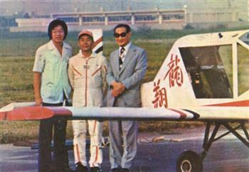 龍華科大創辦人孫法民先生（右）與應天華校友（左）合影，圖中飛機為當年應天華先生自行研製之「龍翔號」飛機