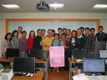 龍華科大專業職能證照中心陳愷主任與參加研習之教師合影