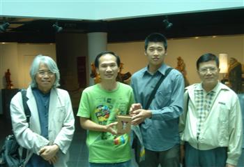 參觀三義木雕博物館，由木雕協會楊執行長（左二）進行解說