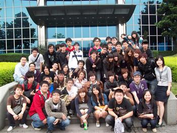 龍華科大資網系師生與李秀容經理(第二排右一)於宏達電公司門口合影 