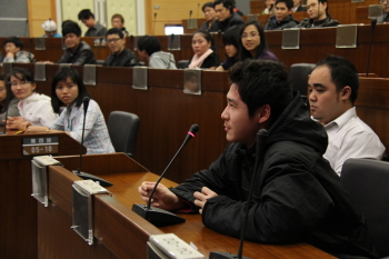 北京聯大學生熱切發言，眾多境外生專心聆聽