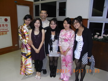 龍華科大學務長與身著傳統服飾的越南新生於晚宴中合影