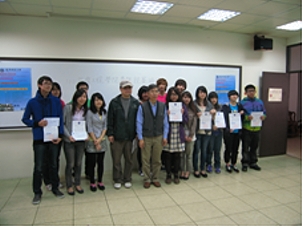 龍華科大工學院陳寶祺院長(前排左一)與化材系專題競賽前五名師生合影
