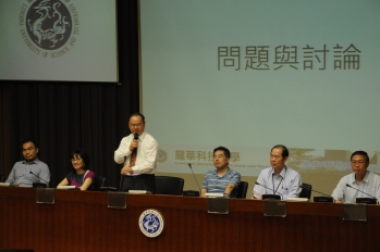 龍華科大葛校長(左三)、林副校長(左二)及行政及教學主管於會中關切學生適應情形