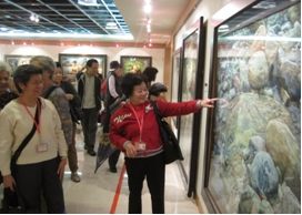 樂齡者開心參訪龍華科大藝文中心畫展