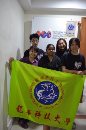 龍華科大國際志工與印度當地的臺灣外貿協會駐孟買辦事處合照