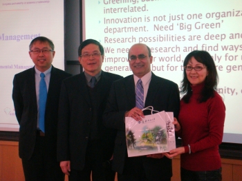 林如貞副校長(右一)贈送紀念品並與Prof. Dr. Sarkis(右二)、周純峰教授(左一)、管理學院阮耀弘院長(左二)合影