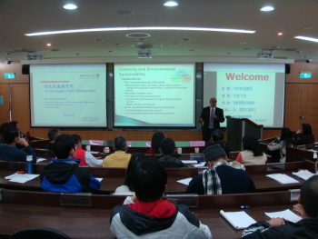 龍華科技大學師生專注聆聽演講