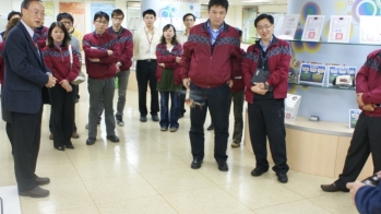 潘亞東研發長(左一)向正崴公司來賓介紹三創中心作品