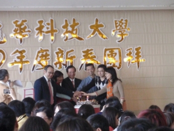 龍華科大葛校長(左二)、林如貞副校長(右一)、吳清基前部長(中)與當月壽星同樂