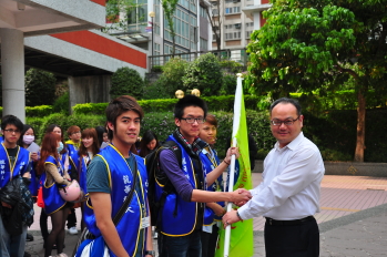龍華科大葛自祥校長(右一)將校旗授予課程學生代表