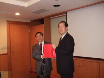 龍華科大楊安渡教務長(右)與漳州職業技術學院何小青副校長互贈禮物