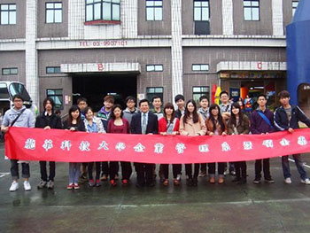 龍華科大黃深勳教授(左六)與企管系校外參訪學生合照