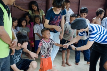 龍華科大國際志工隊與柬埔寨孩童遊戲