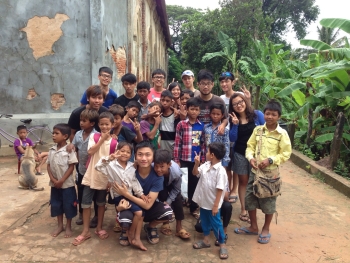 龍華科大國際志工團隊與柬埔寨孩童合照