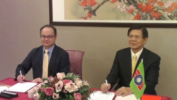 龍華科大葛自祥校長(左)與中國救國團簽訂合作交流備忘錄