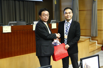 龍華科大連維志主任與日本東京都立科學技術高等學校高野學副校長相見歡並互贈禮品