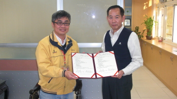 龍華科大三創中心宋大崙執行長(左)代表與服務中心賴彥成主任簽訂合作意向書