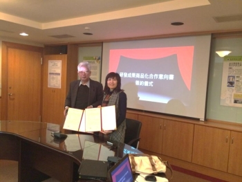 龍華科大丁鯤副校長(左)代表與台灣今品股份有限公司董事長簽屬合作意向書
