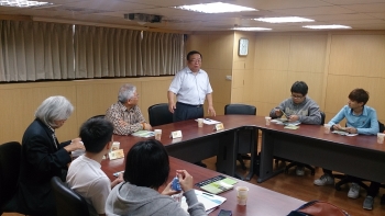 龍華科大企管系參訪青年創業協會，楊坤鵬副秘書長(右三)介紹該協會