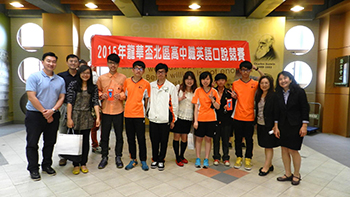 壽山高中全體參賽同學與指導老師的合影。該校在本次比賽中榮獲第一名與第二名的殊榮。