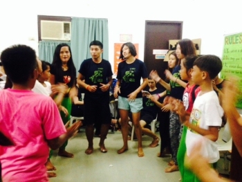 龍華科大國際志工團隊與當地中學生跳舞互動
