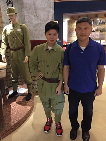 陳文正教官(右)與穿上參戰軍服體驗的同學合影