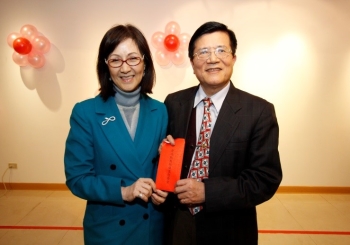 龍華科大副校長林如貞(左)頒發榮退感謝金予黃深勳講座教授(右)