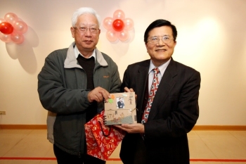 龍華科大副校長丁鯤(左)致贈紀念卡片予黃深勳講座教授(右)