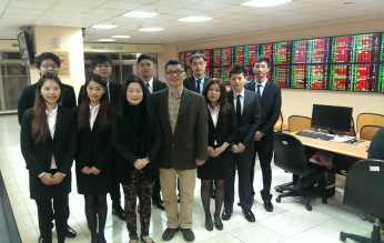 陳更生老師與赴台灣工銀證券學習實習全體同學合影。