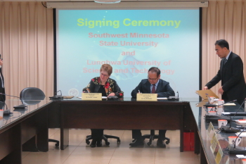 圖為SMSU校長Dr. Connie J. Gores與龍華科大葛自祥校長簽約締結姊妹校。