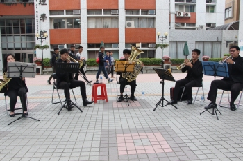 圖為藝聲管樂團 E-sound Band於龍華科技大學階梯廣場進行演奏。