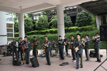 圖為中華民國陸軍樂隊於龍華廣場進行音樂表演。