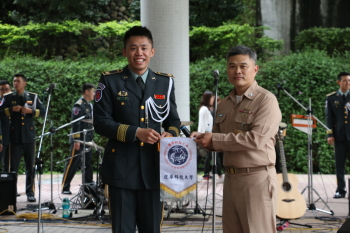 圖為龍華科技大學陳文正總教官兼副學務長代表學校贈錦旗予中華民國陸軍樂隊，表達感謝之意。
