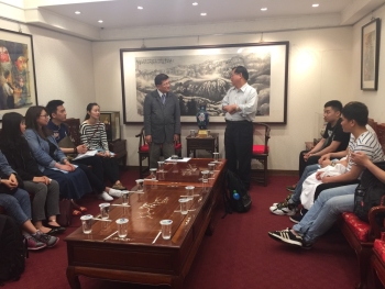 圖為國立台灣戲曲學院張瑞濱校長熱情為龍華科大師生介紹戲曲學院。