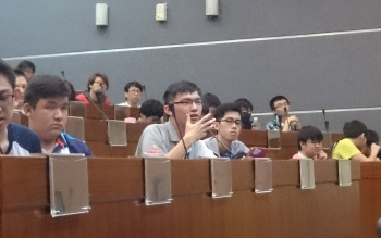 圖為龍華科技大學的學生於「電子競技」講座中提問互動。