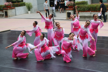圖為台灣藝術大學舞蹈系學生於龍華階梯廣場表演。