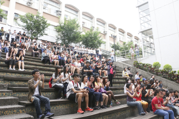 圖為龍華科技大學觀賞春夏藝術季舞蹈表現活動之學生。