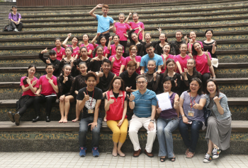 圖為龍華科大學務處舉辦單位同仁與台灣藝術大學舞蹈系學生大合照。