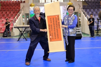 圖為龍華科技大學創辦人孫陳淑娟女士(右)頒發感謝狀 予薪傳獎得主何國昭老師父(左)。