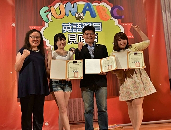 圖為「FUN學ABC」英語節目現場，龍華科大國企系畢業生黃文泰榮獲第二名(左3)。(照片來源：台北廣播電台)