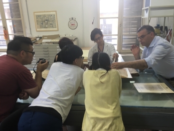 圖為龍華科大師生於摩德納國家檔案館與紙張修復師Patrizia Cremonini (中)進行研習交流。