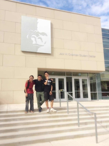 圖為吳奕辰(左1)、李錫安(左2)、張子豪(左3)同學於美國匹茲堡州立大學合影。